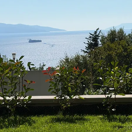 Deluxe Dora With A Private Covered Parking View Appartamento