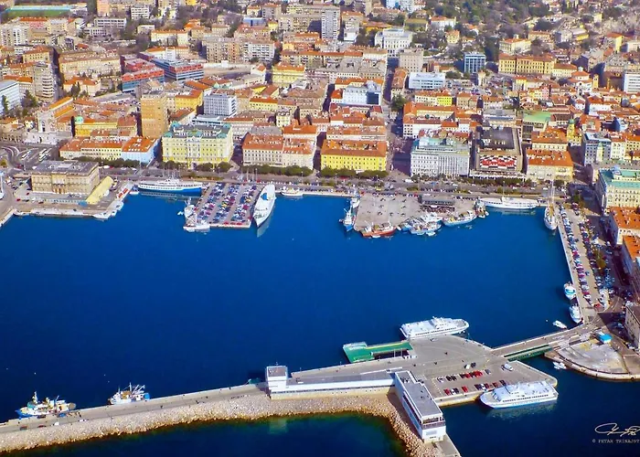 Deluxe Dora With A Private Parking, Terrace And View Apartman